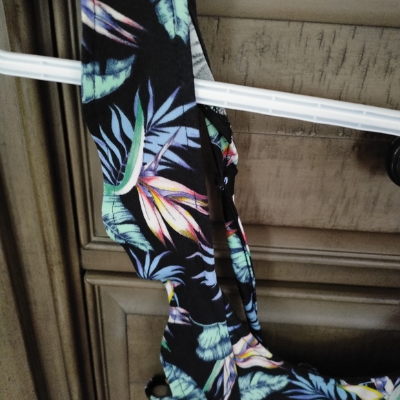 Black/ flower pattern size small romper jumpsuit - Picture 2 of 2